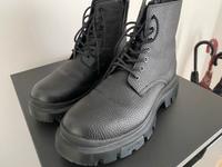 Hugo Boss Stiefel Größe 42 einmal getragen Hessen - Bad Homburg Vorschau