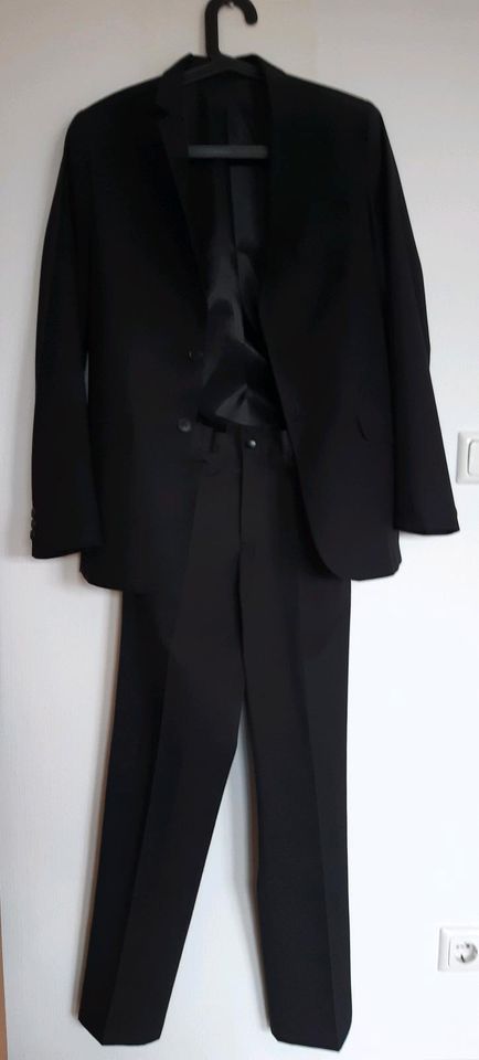 Schwarzer Anzug Größe 164 in Nierstein