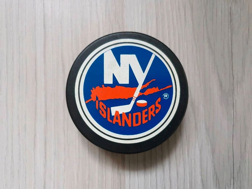 Eishockey Puck NHL NY Islanders, made in Kanada in Enger