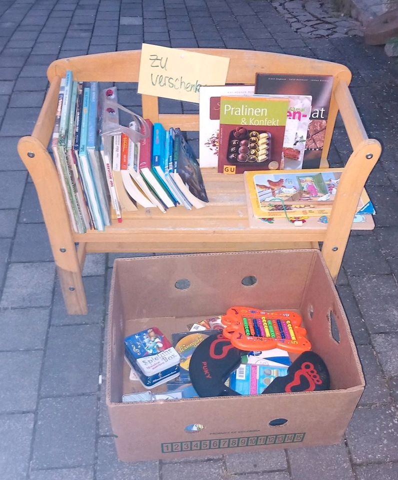 Bücher und Spielzeug zu verschenken in Biberach