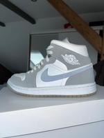WMNS Air Jordan 1 MID / 37.5 / White/Aluminum-Wolf Grey Nordrhein-Westfalen - Lage Vorschau
