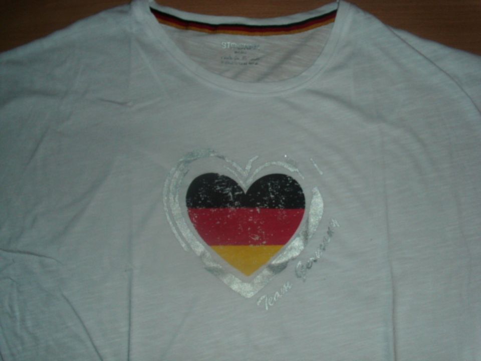 T-Shirt von Stooker, weiß mit Motiv, Gr. 40/42 mit Etikett in Bad Harzburg