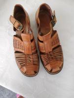 Sandalen braun, Leder sehr g. erh. Gr. 40 Berlin - Hohenschönhausen Vorschau