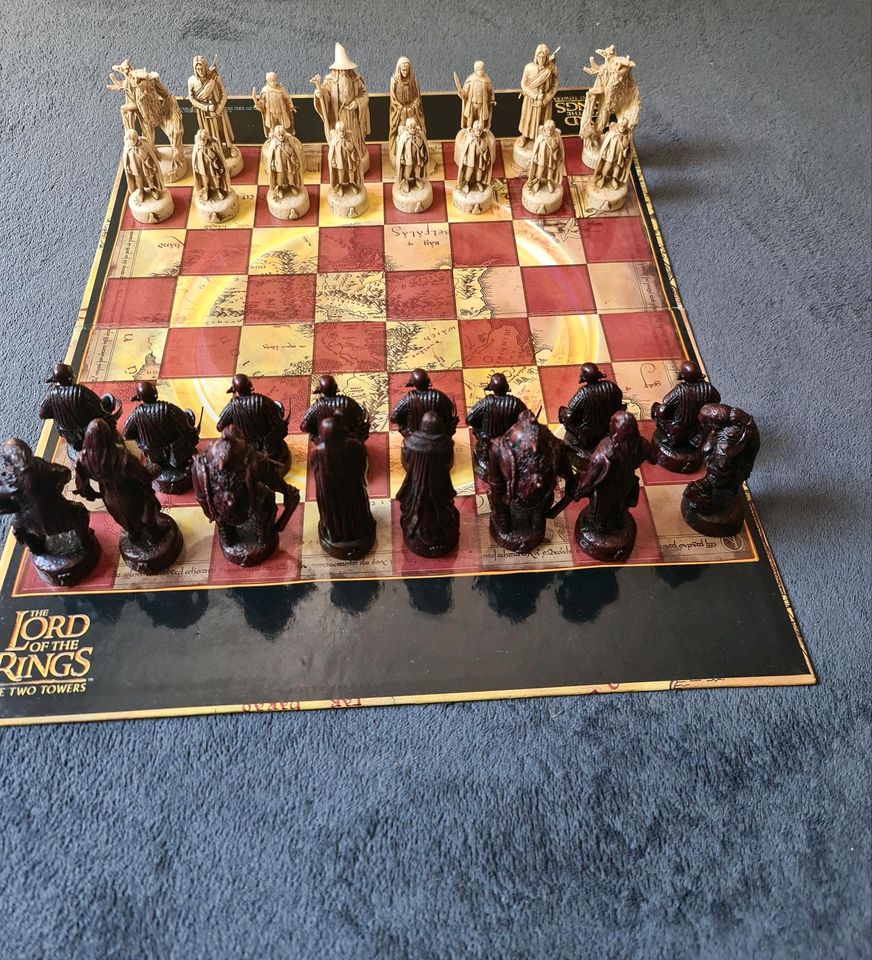 The Lord of Rings Schess Set (The two towers) in Singen