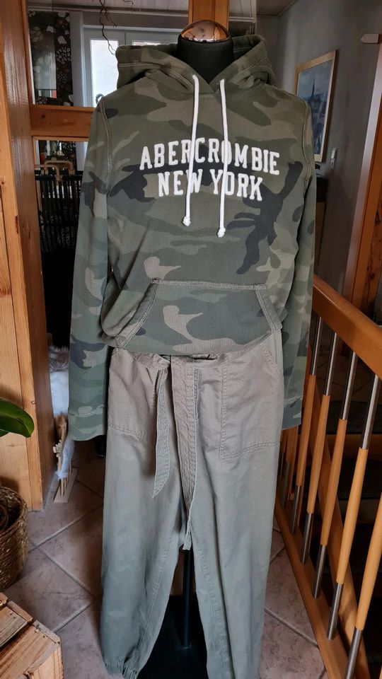 H&M Jumpsuit 22€+Fila Sneaker15€/35€  (Hoodie verkauft) in Volkmarsen