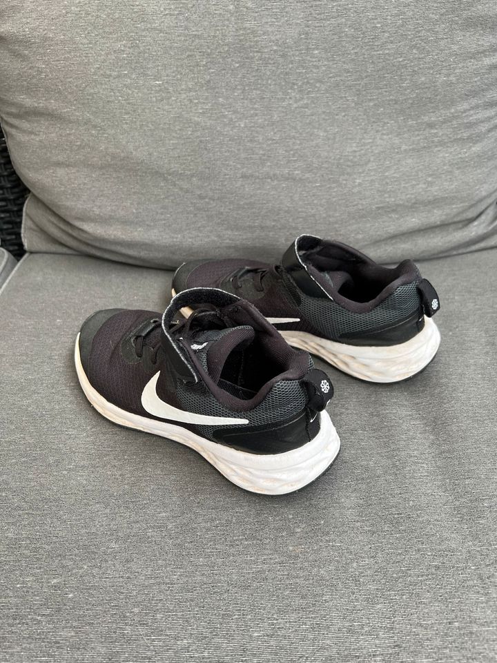 Nike Sneaker Turnschuhe schwarz Größe 34 in Schauenburg