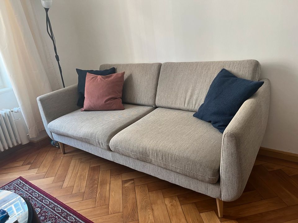 Couch in Beige mit Holzfüßen in München