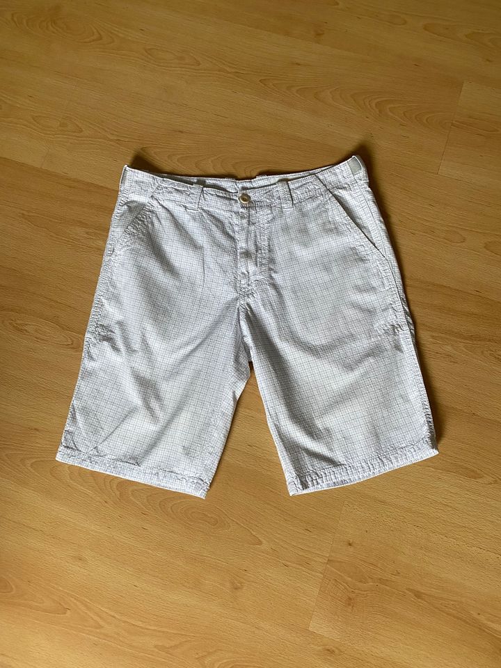 Boss Shorts Gr. 48 Weiß/ blau- schwarzes Feinkaro in München