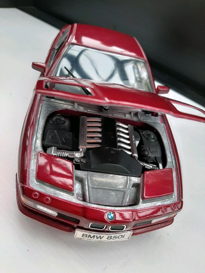 BMW 850i MODELLAUTO MAISTO 1:18 dunkelrot, unbespielt in Forchheim