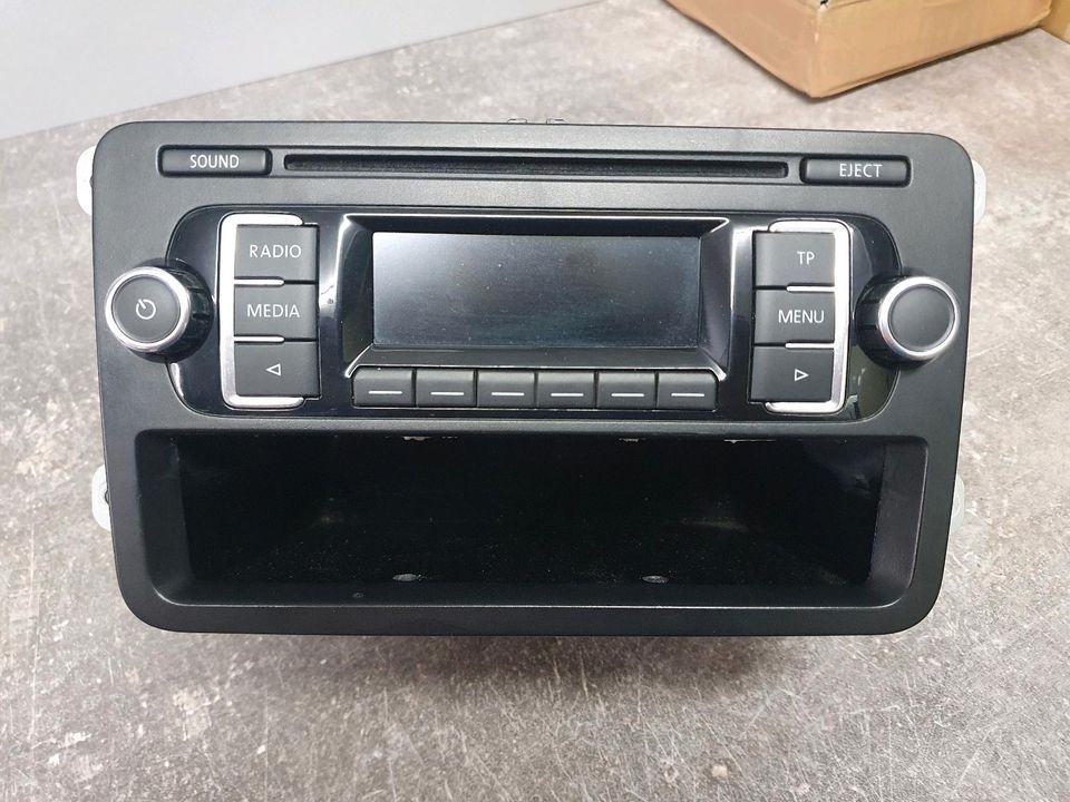 VW RCD210 Radio mit Bluetooth Streaming Dongle ohne Code in Freiburg im Breisgau