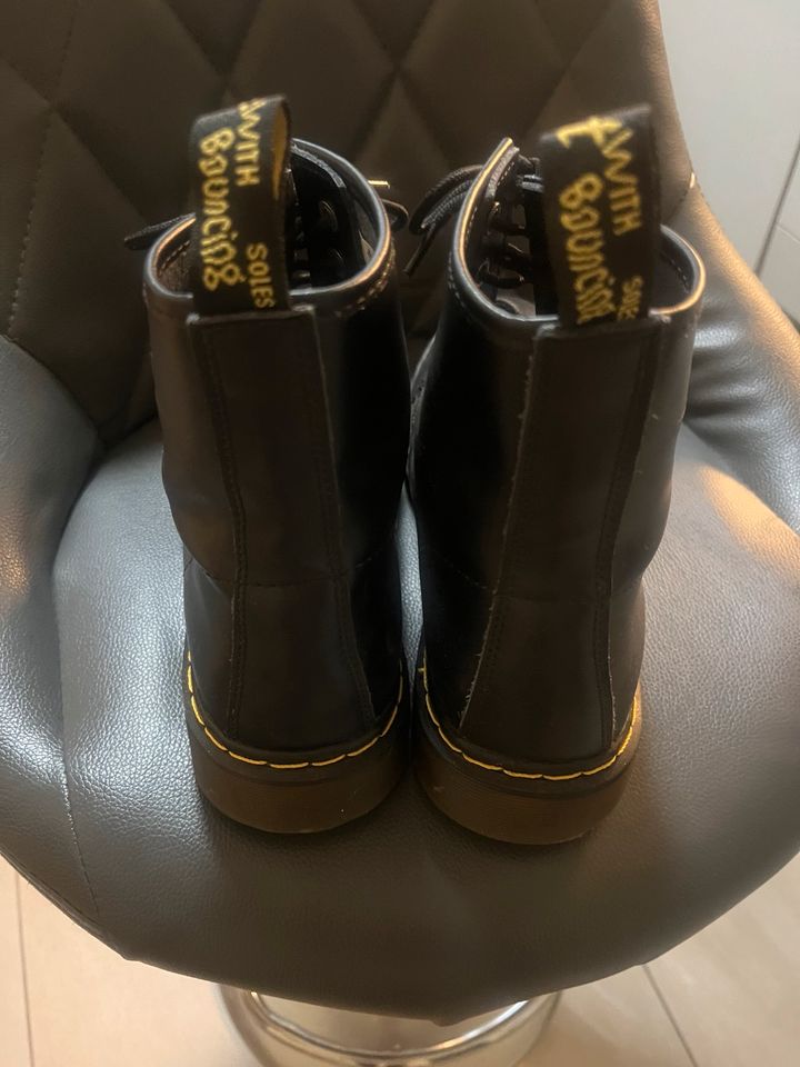 Dr Martens neuwertig GR 44 in Oberhausen