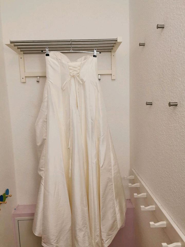 Brautkleid + Stola Größe 36/38 und 40 in Wedemark