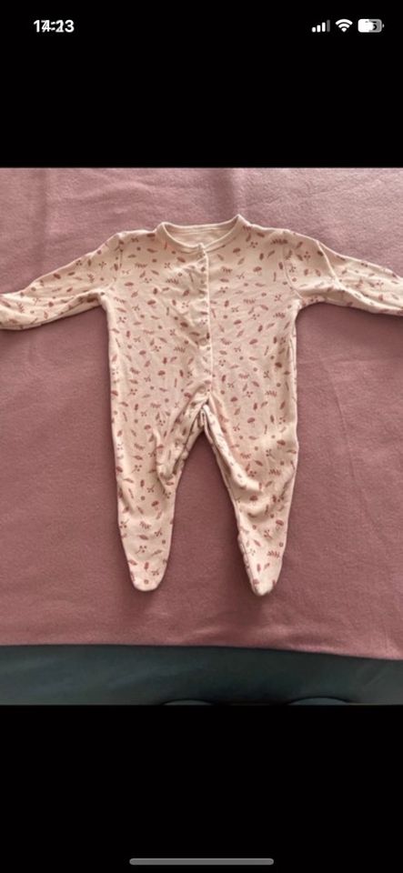 Baby Schlafanzug, Strampler mit Fuß Größe 56 in Elz
