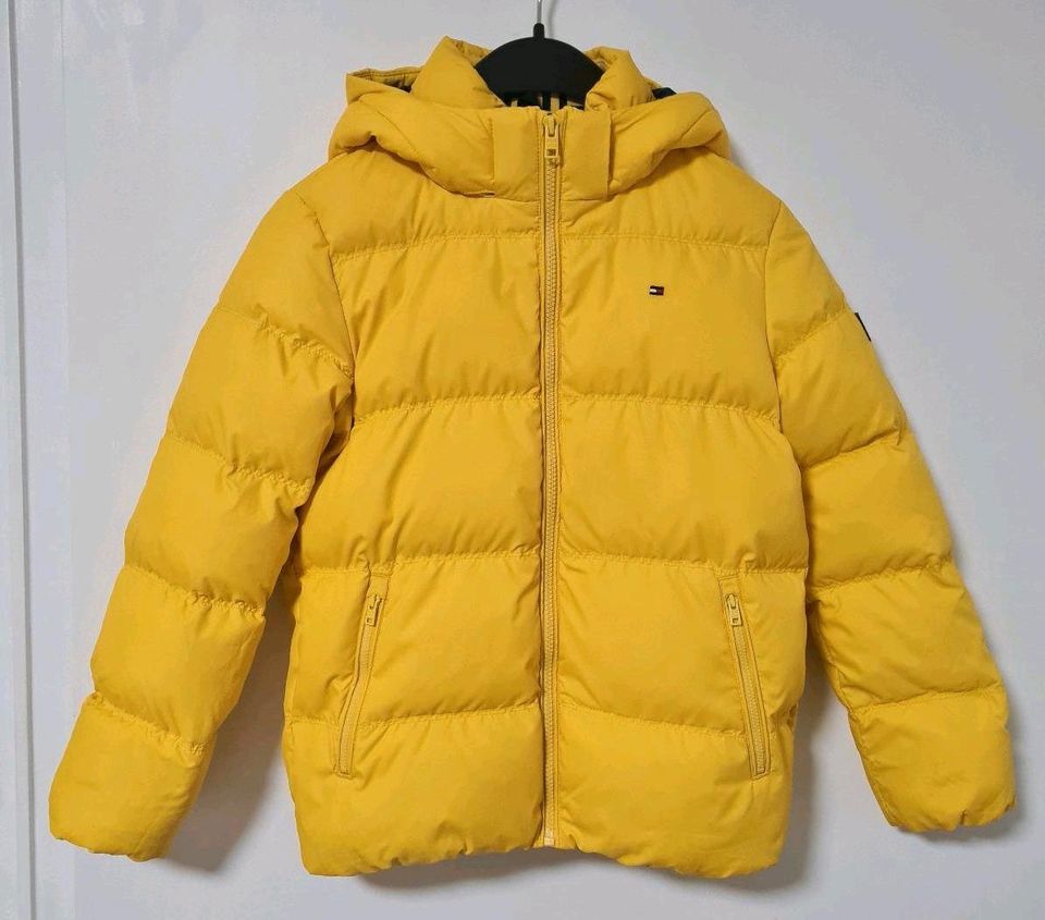 Tommy Hilfiger Jacke Daunenjacke gelb 140 Kinder Winterjacke in Düsseldorf