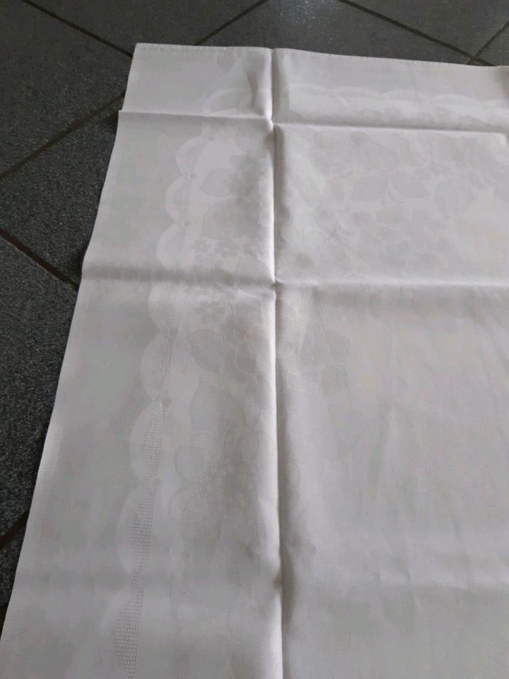 Tischdecke weiß mit schönen eingewebten Muster 1 in Rietberg