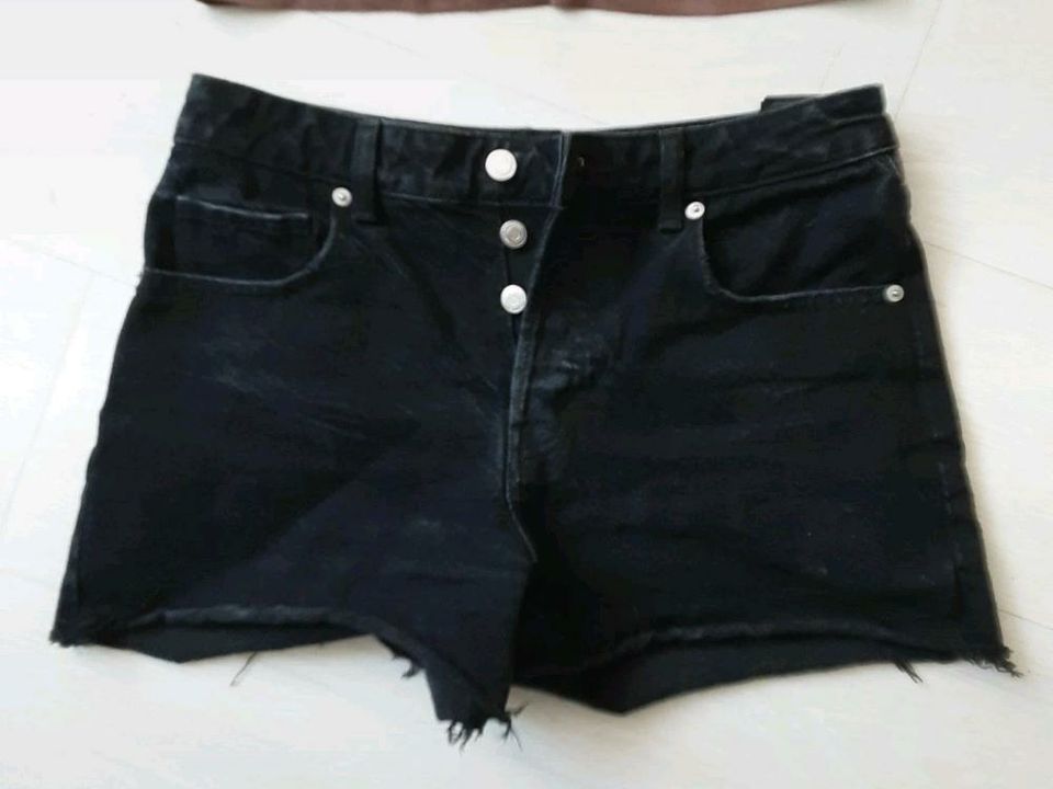 Schwarze jeans shorts knöpfen in Göttingen