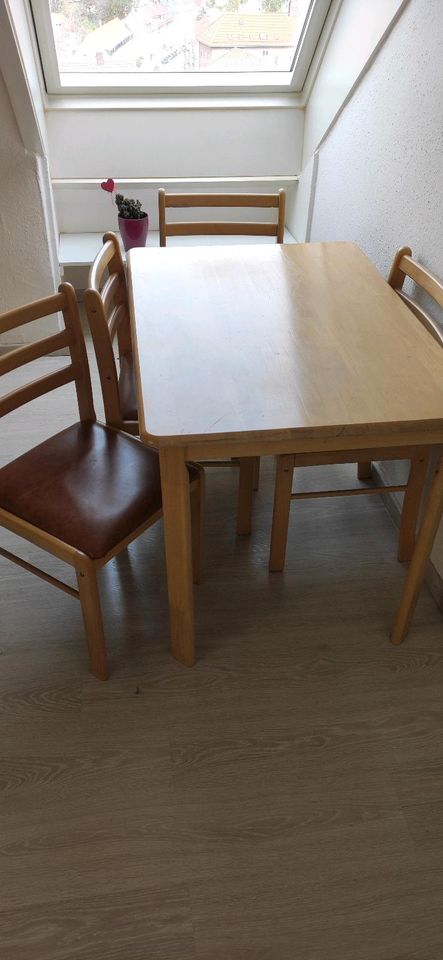 Gut erhaltener Esstisch mit  4 Stühlen zu verkaufen in Stuttgart
