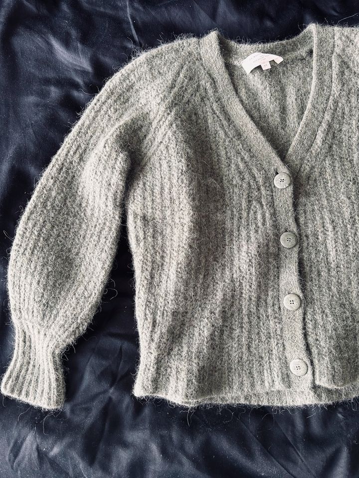 Strickjacke Sezane grün XXS|Tausch XS in Augsburg