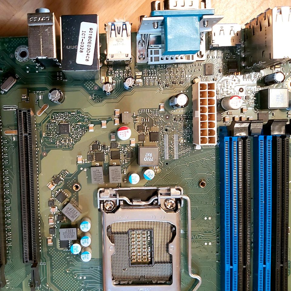 MOTHERBOARD Fujitsu mit Blende (Sockel:: FCLGA1155) in Karlsruhe