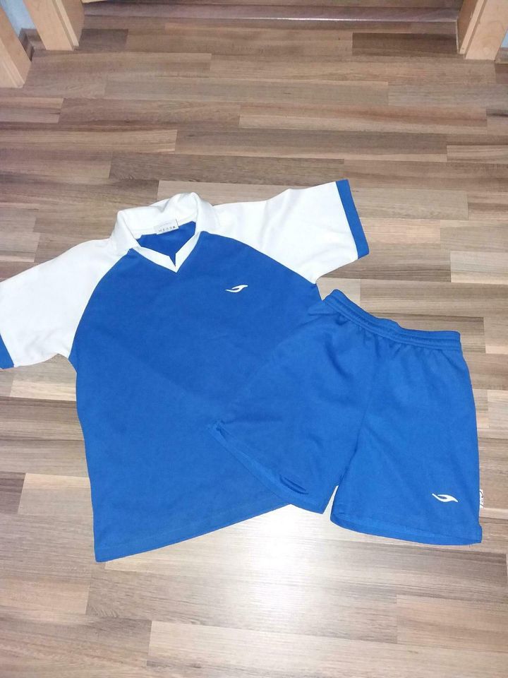 kurzes Sportzeug, Trikot und Hose Gr. 140 in Broderstorf