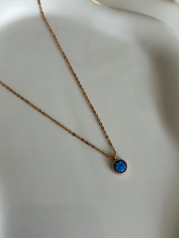 Halskette mit Blue Opal Stein, vergoldet in Berlin