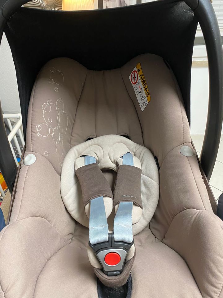 Babyschale Pebble von Maxi Cosi inkl. Isofix Station in Pforzheim