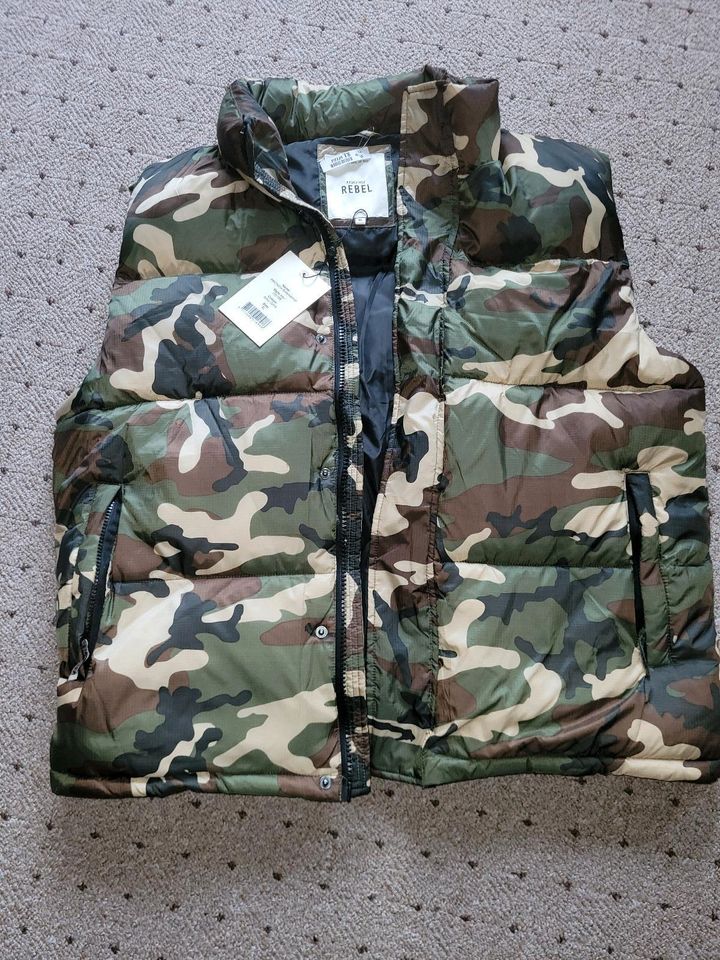 Weste rebel xL Camouflage Tarn neu in Magdeburg