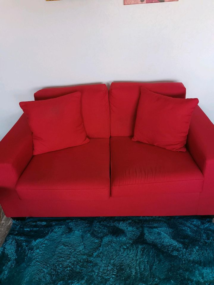 Dunkelrotes  2 sitzer Sofa in Saarbrücken