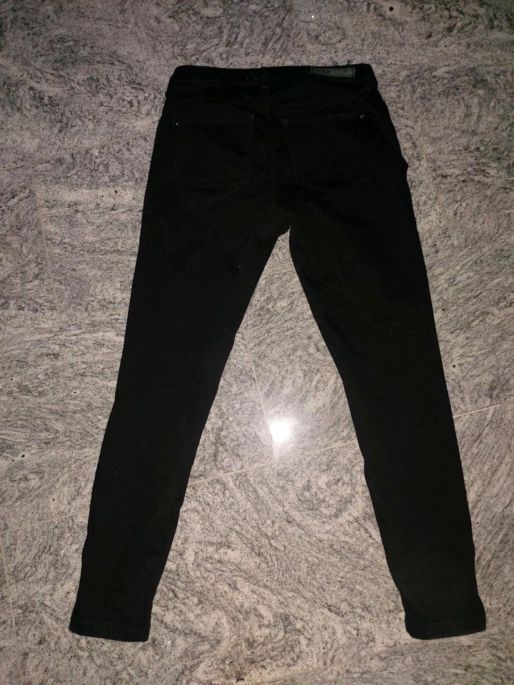 Schwarze Hose von Only in Gr. 30/30 in Dürbheim