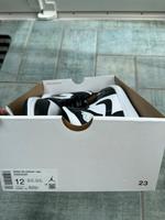 Neu Nike Air Jordan 1 Mid  Sneaker Schuhe Schwarz Weiß 44,5 Niedersachsen - Bersenbrück Vorschau