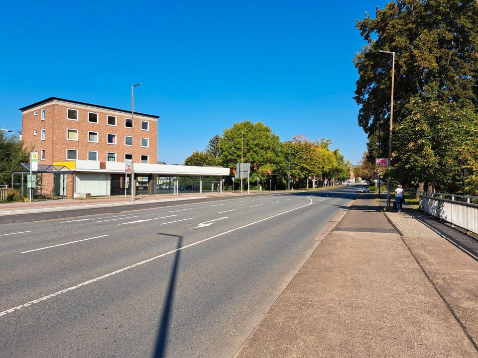 Lichtdurchflutete Ausstellungshalle mit vielfälltigen Entwicklungsmöglichkeiten in Northeim