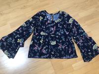 Bluse  boohoo blau mit Blumen weite Ärmel Größe 34 Bayern - Simbach Vorschau