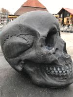 XL Totenkopf 70kg Totenschädel Skull Grabstein Harley Steinfigur Sachsen-Anhalt - Magdeburg Vorschau