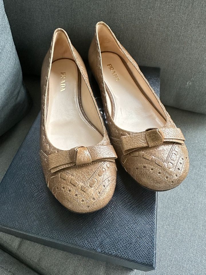 Prada Damen Leder Ballerina Gr. 39,5 Neu in Olpe