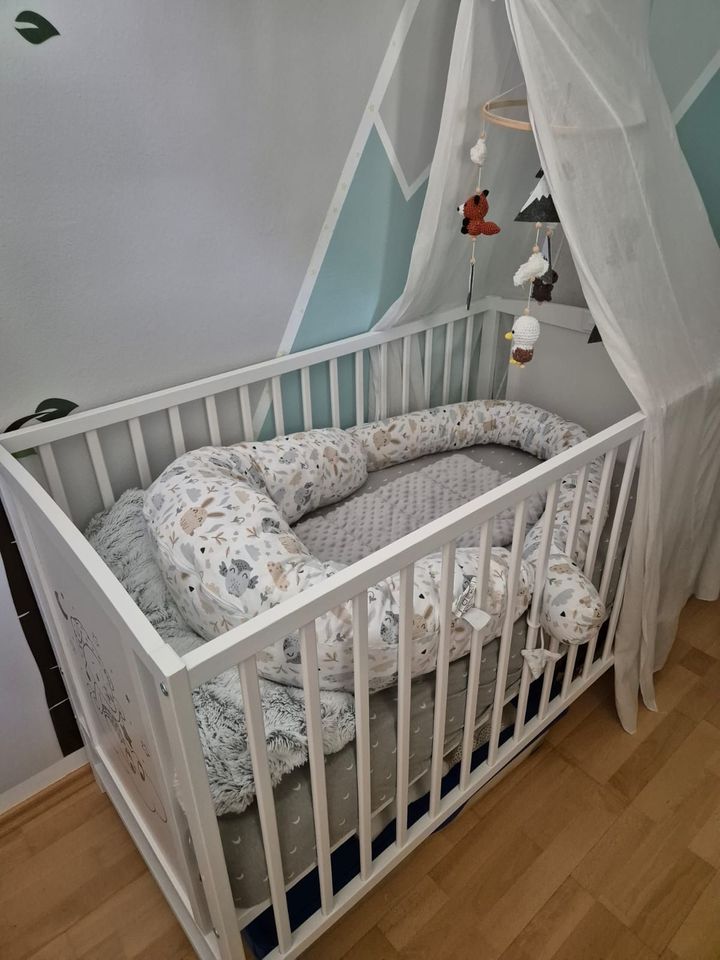 Baby-Deluxe Babybett Mia weiß Traumbär 60×120 - wie Neu in Trostberg