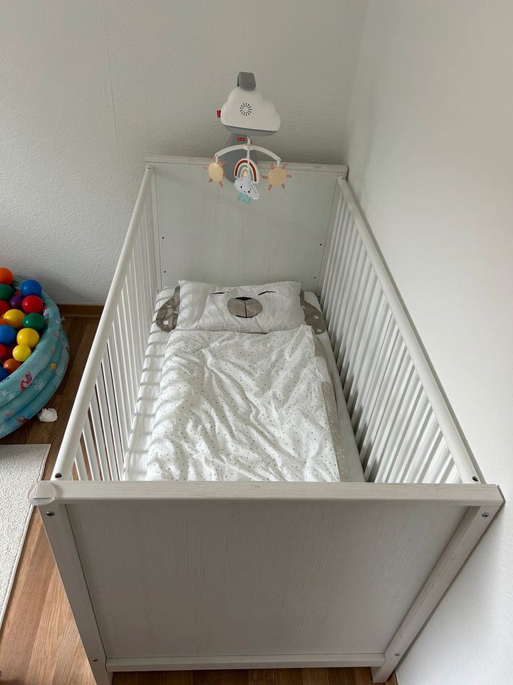 Babys Bett-/ Kinderbett mit Zubehör in Herford