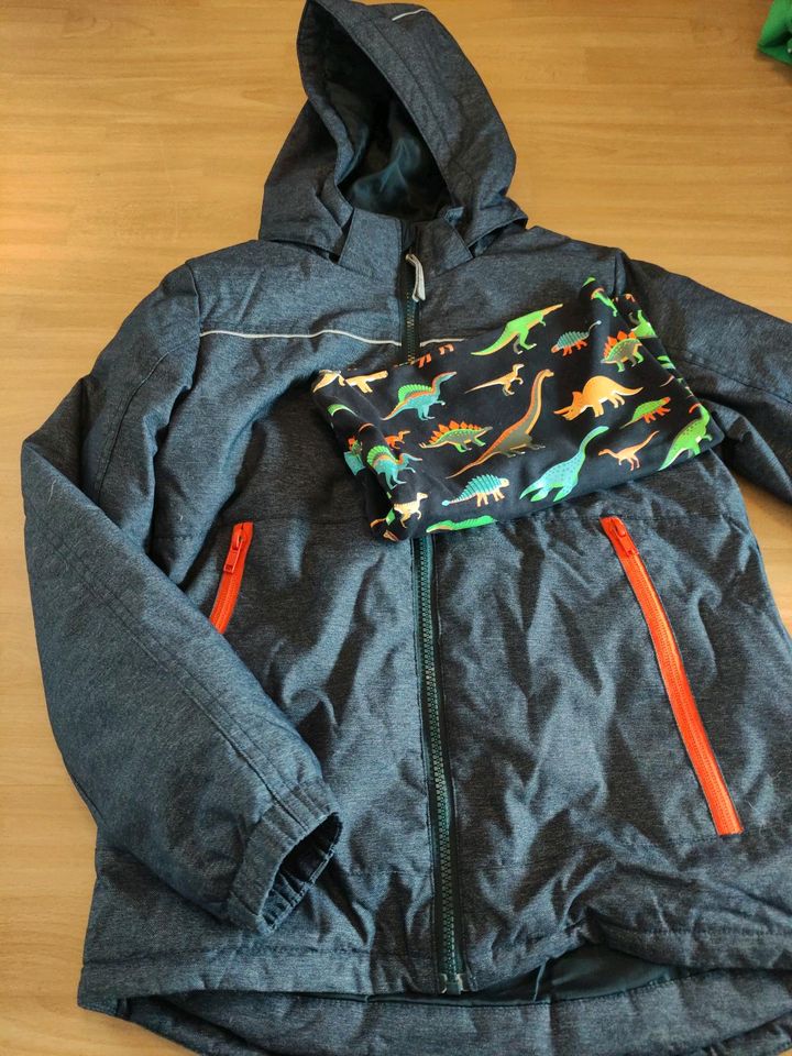 Winterjacke H&M Gr.134 plus Halstuch Dinos in Berlin