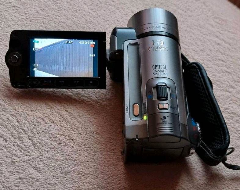 Camcorder Canon HF 100 mit Bedienungsanleitung in Hohenkirchen