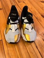 Nike Schuhe Sneaker Sportschuhe Gr. 36 weiß schwarz gold Saarland - Illingen Vorschau
