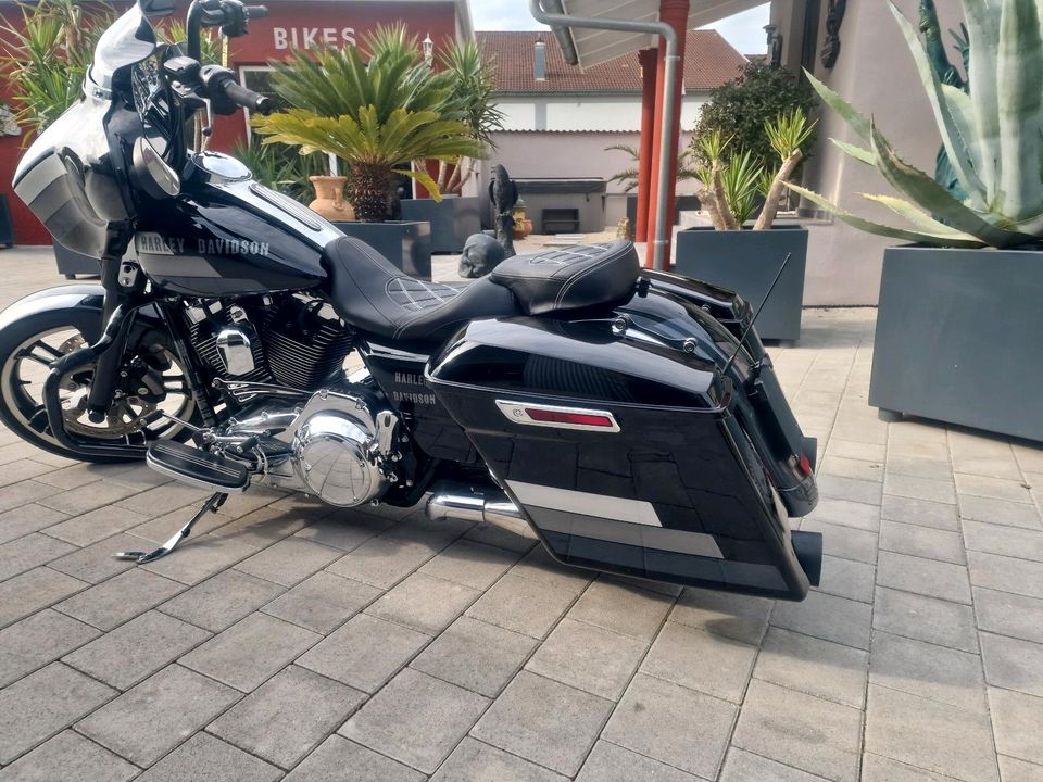 Harley Davidson Street Glide in Waldenburg