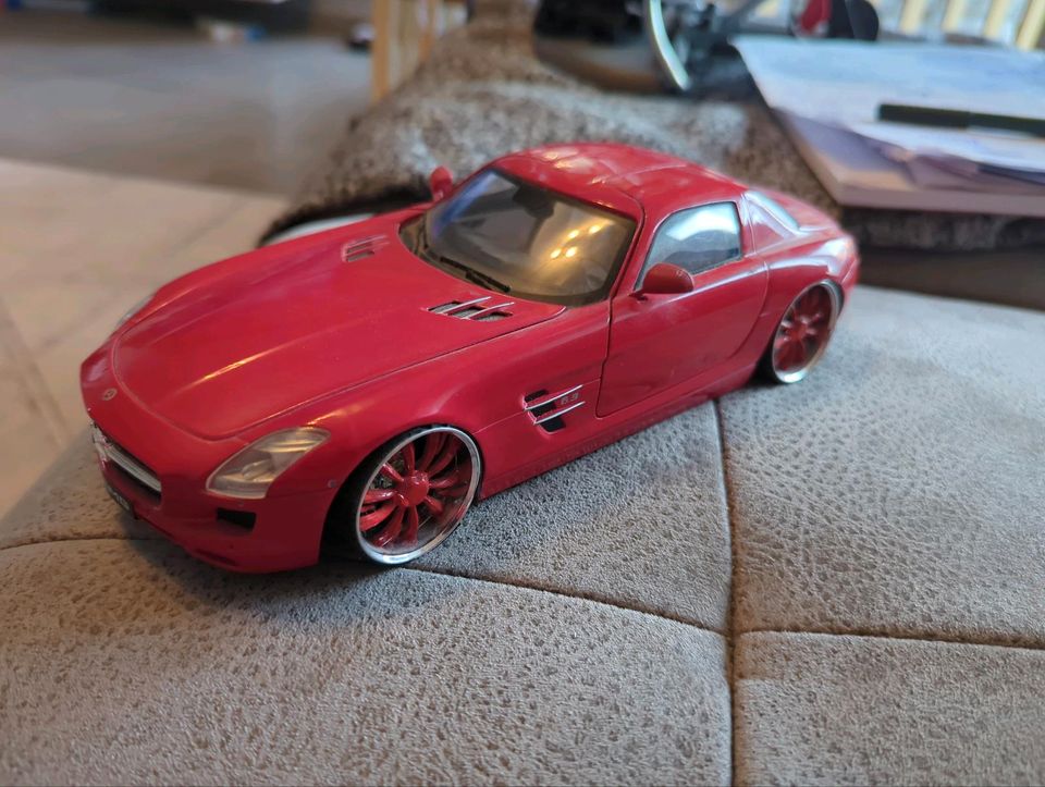 Mercedes SLS AMG 1:18 Modellauto Felgenumbau Mondo Motors in Wesendorf