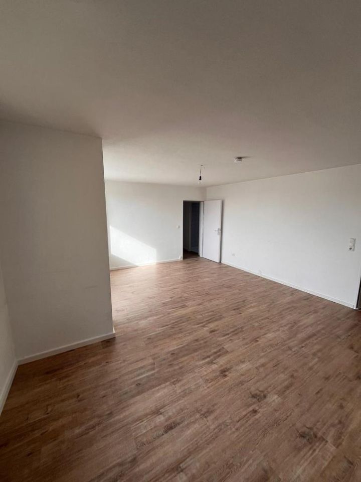 ***Wunderschöne - renovierte - Wohnung in ruhigem Haus*** 3 ZKB + Balkon + Fahrstuhl** in Helmstedt