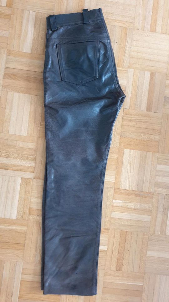 Handgefertigte Lederhose aus dickem Büffelleder in München