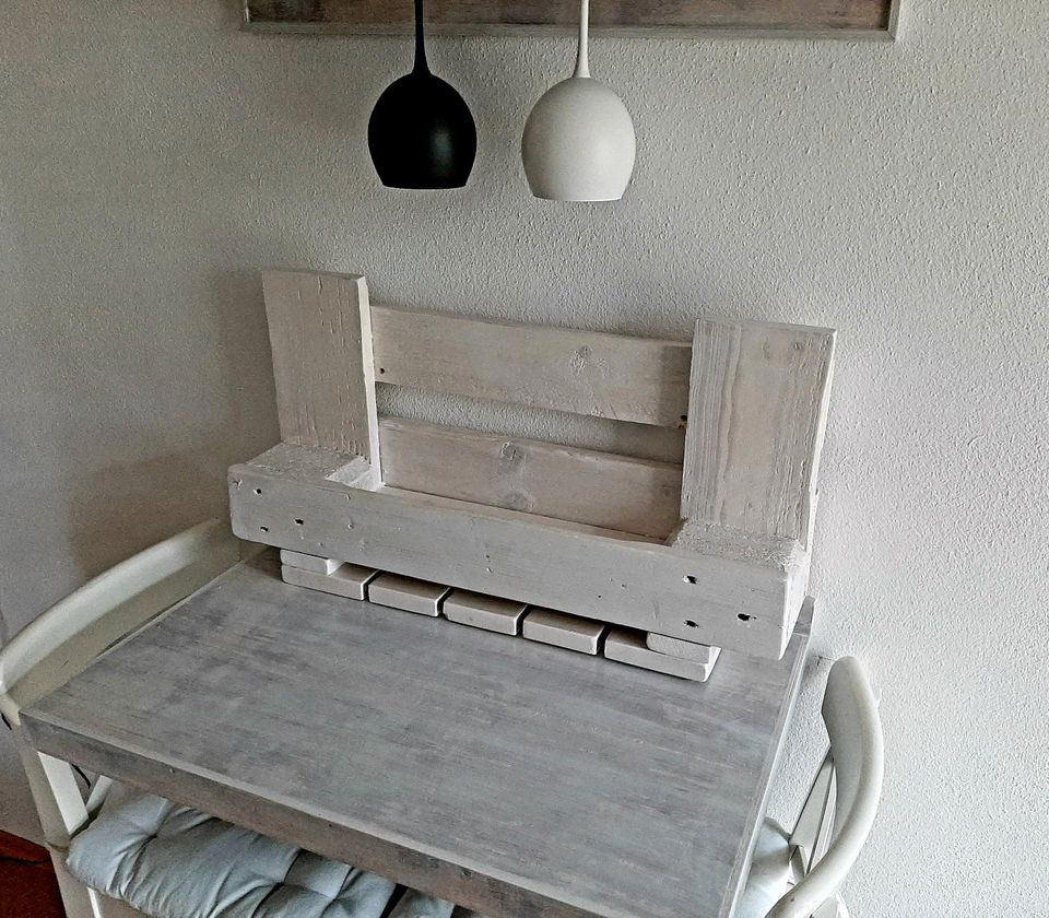 Weinregal ChabbyChic aus Europalette, weiß lasiert, Handarbeit in Egglkofen