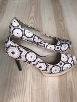 Sehr schöne elegante Tamaris Pumps Schuhe Gr  40 Niedersachsen - Delmenhorst Vorschau