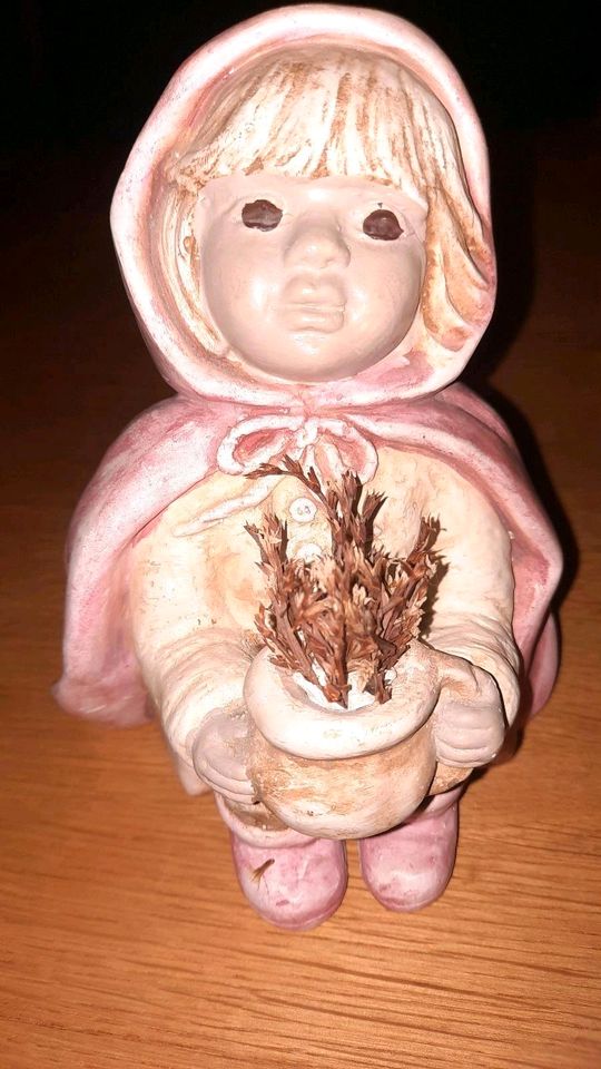 Markant Handmade Modell Mädchen Cape Figur Pflanze Porzellan in Nordkirchen