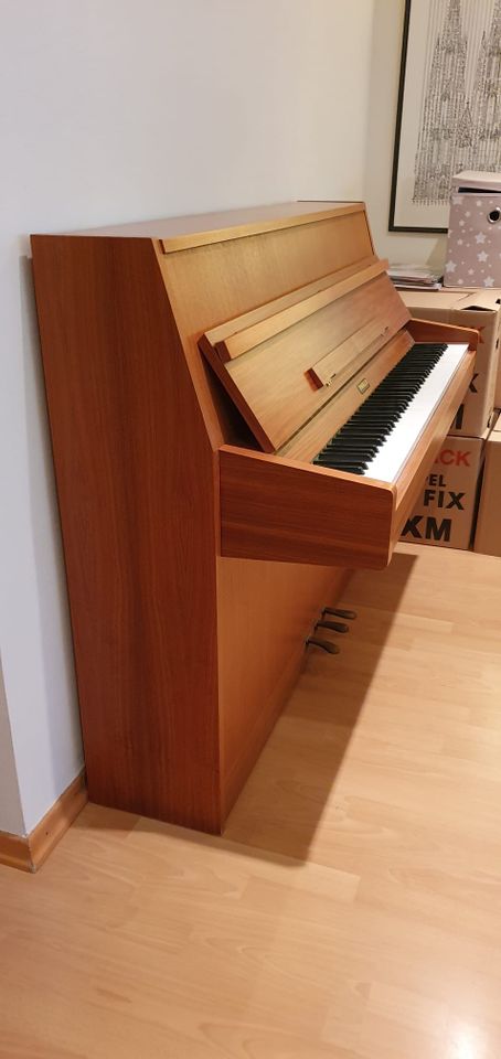 Piano Klavier Marke Panier von 1980 nußbaum in Frechen