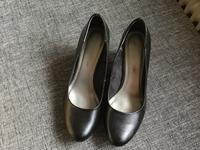 Schwarze Pumps, festliche Schuhe Marco Tozzi Gr. 39 Niedersachsen - Zetel Vorschau