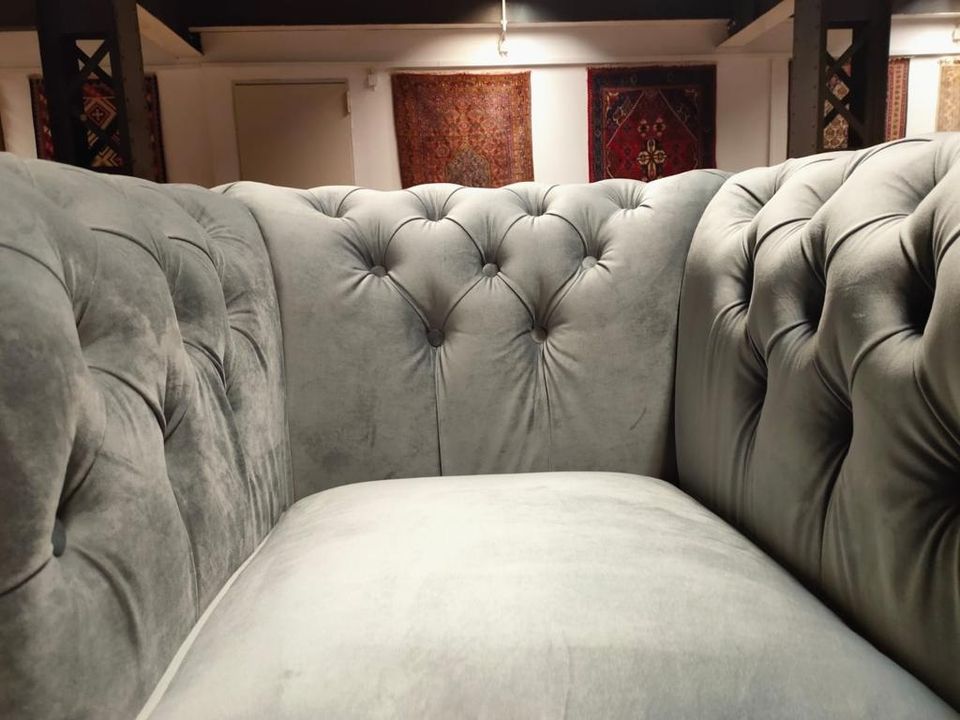 Edler Sessel Chesterfield im Landhausstil Samt Silber, Federkern in Hamburg