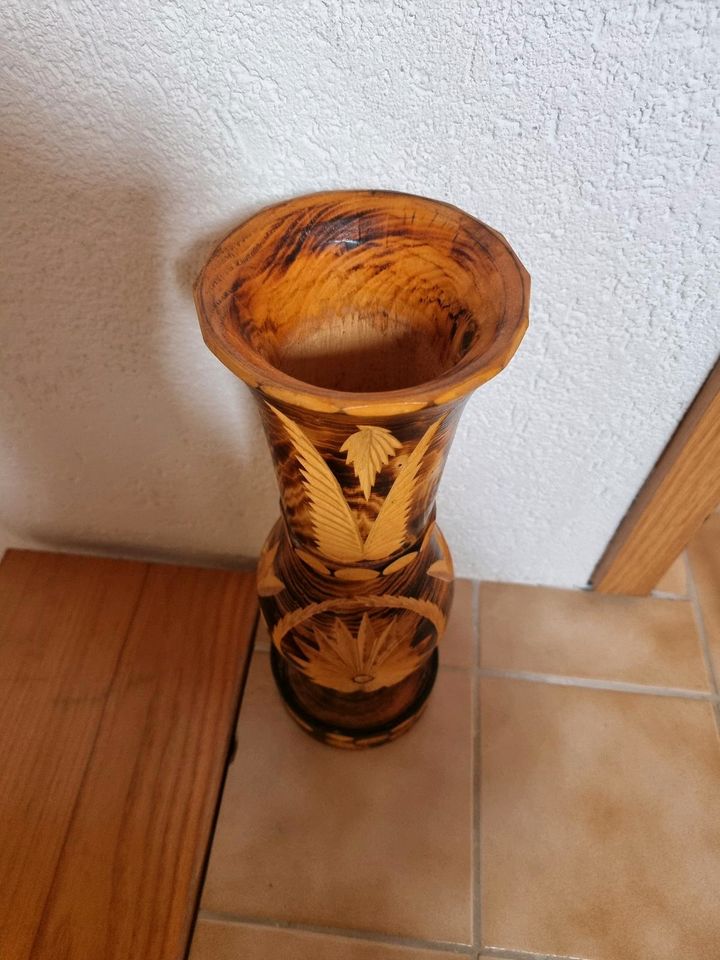 Vase mit Schnitzereien aus Holz in Waal
